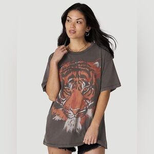 WRANGLER WOMEN'S OVERSIZED TIGER TEE IN FADED BLACK